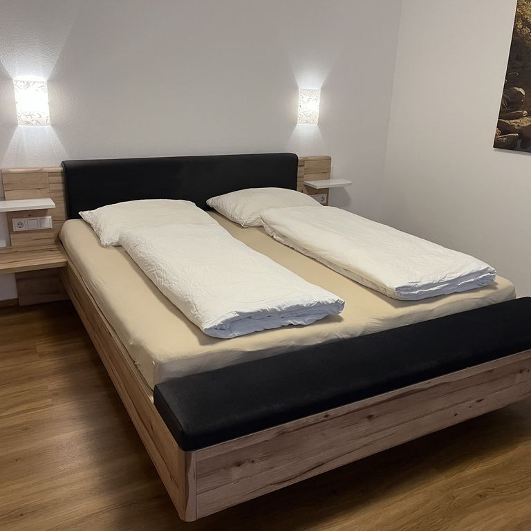Großzügiges Schlafzimmer mit Doppelbett in der Ferienwohnung SunAlpin im Zillertal