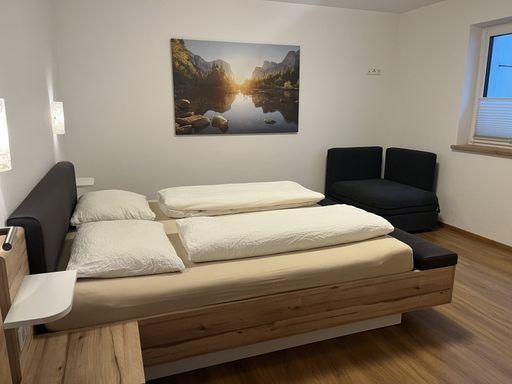 Großzügiges Schlafzimmer mit Doppelbett und viel Tageslicht in der Ferienwohnung SunAlpin im Zillertal