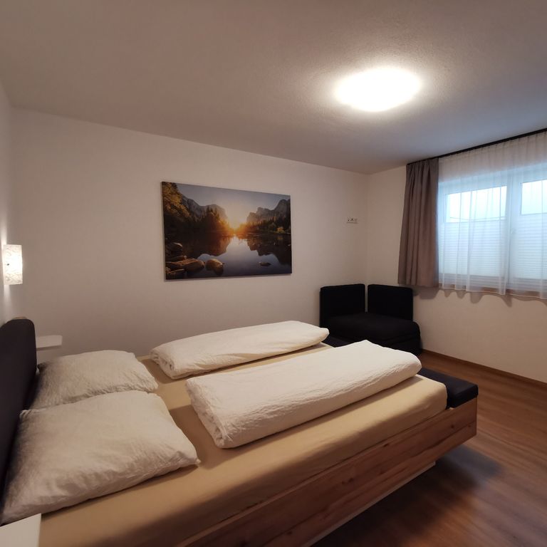 Großzügiges Schlafzimmer mit Doppelbett in der Ferienwohnung SunAlpin im Zillertal