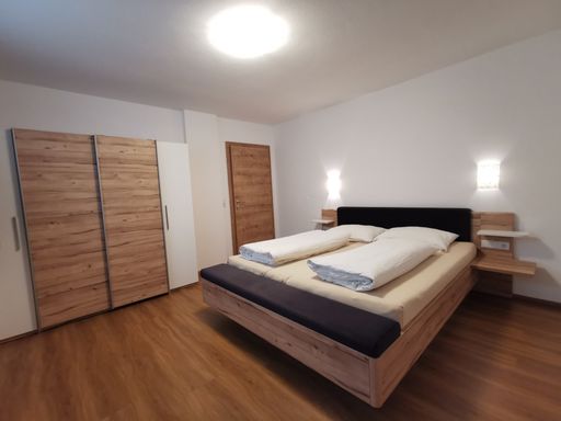 Großzügiges Schlafzimmer mit Doppelbett und viel Tageslicht in der Ferienwohnung SunAlpin im Zillertal
